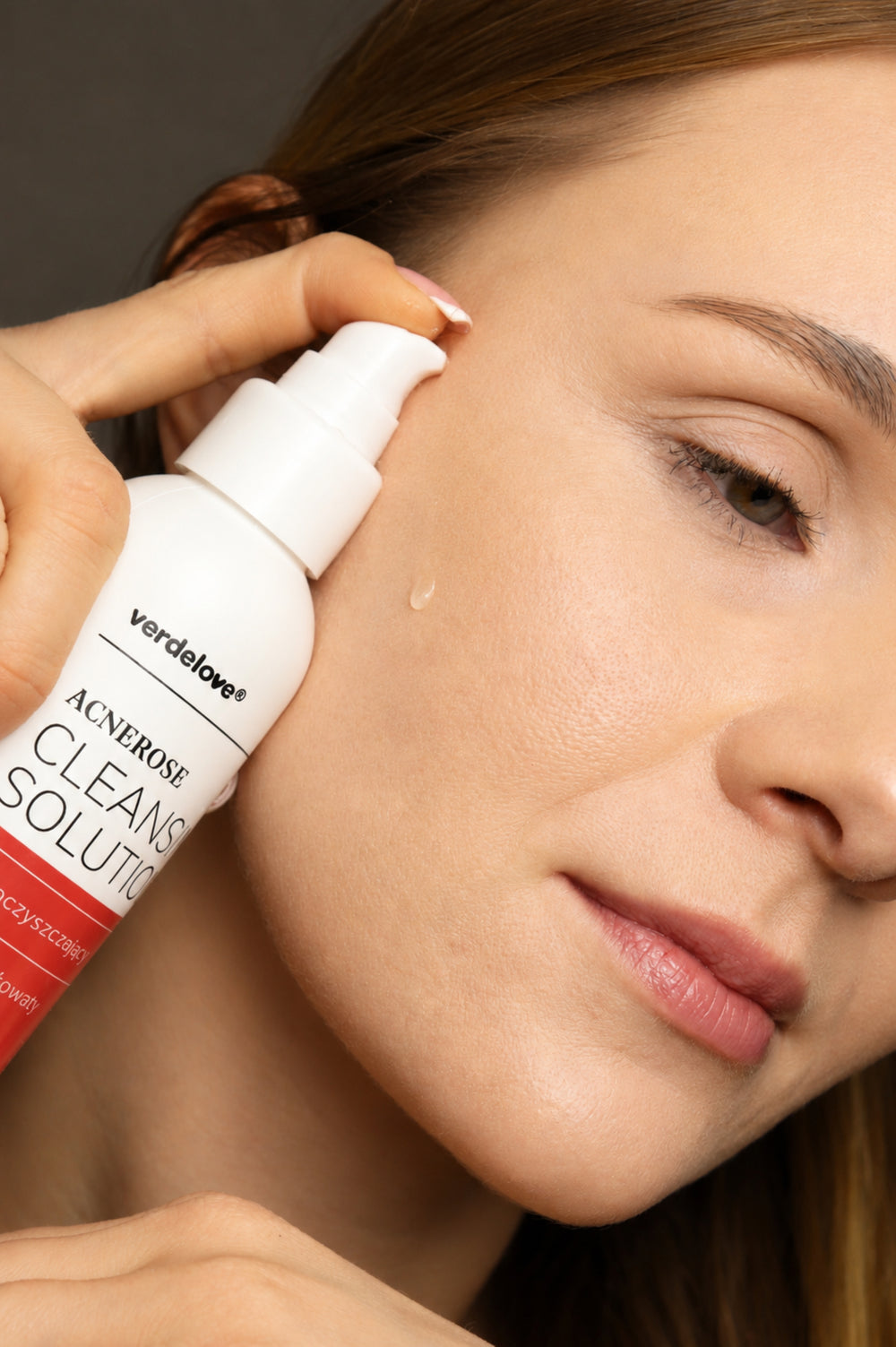 Butelka płynu Acnerose Cleansing Solution