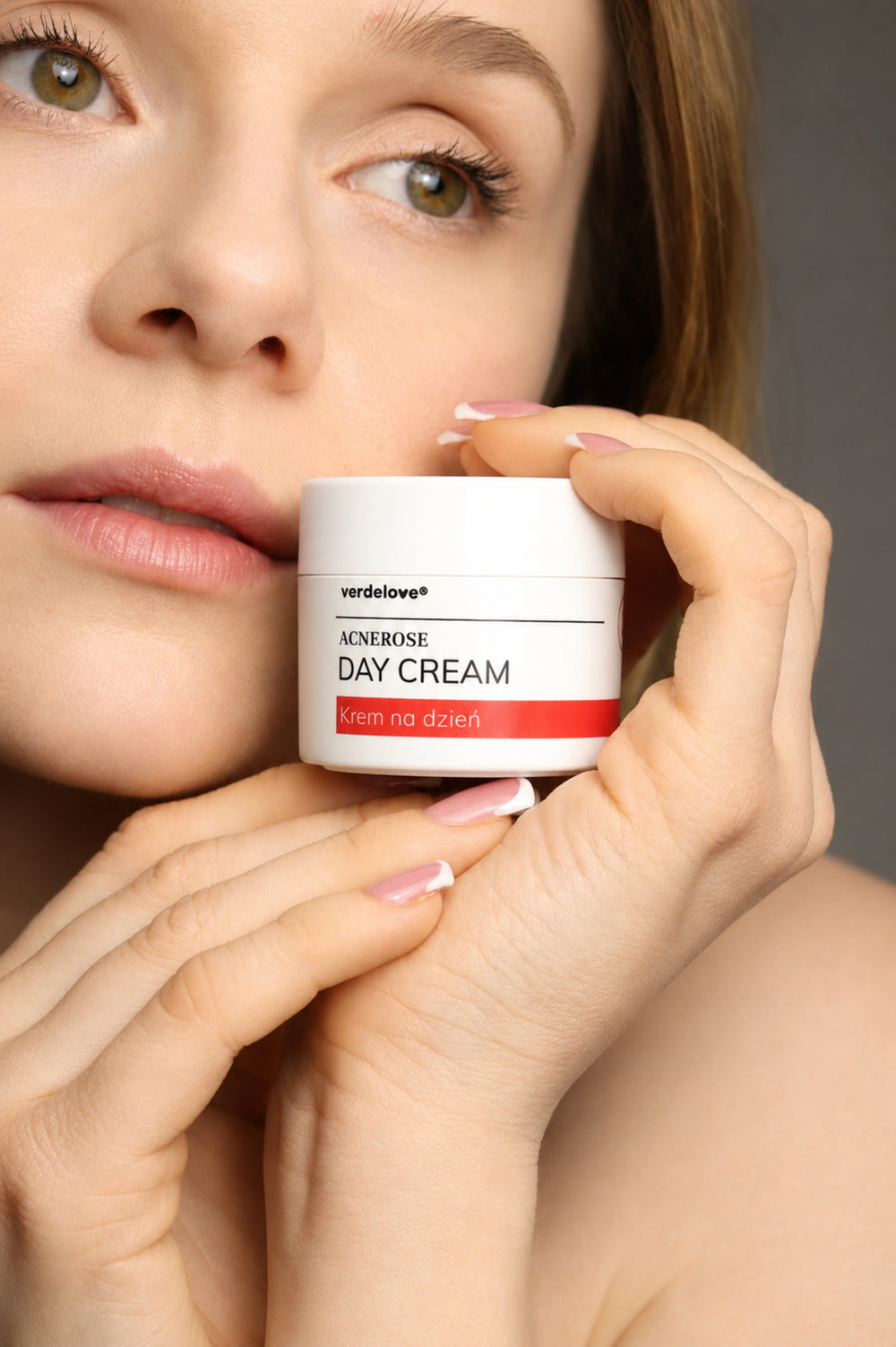 Acnerose Day Cream prezentowany przy twarzy
