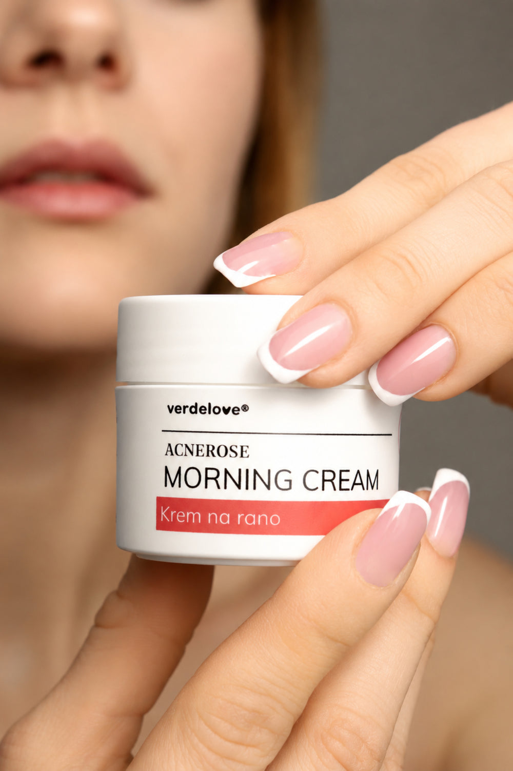 Słoiczek kremu na rano Acnerose Morning Cream 30 ml trzymany przy twarzy