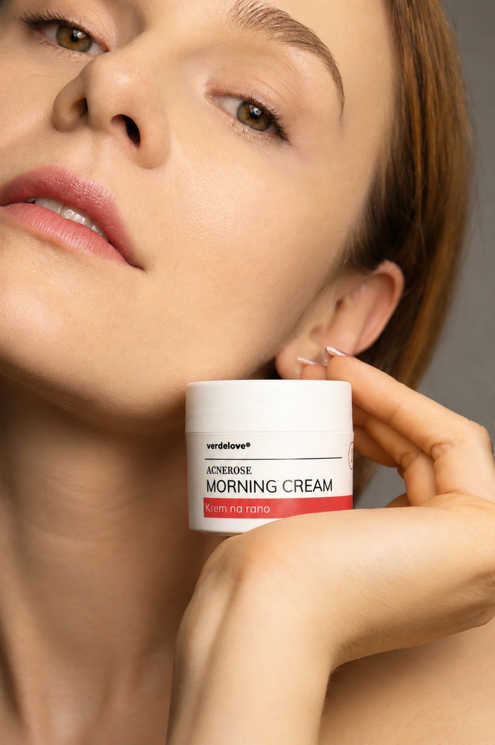 Acnerose Morning Cream prezentowany przy twarzy