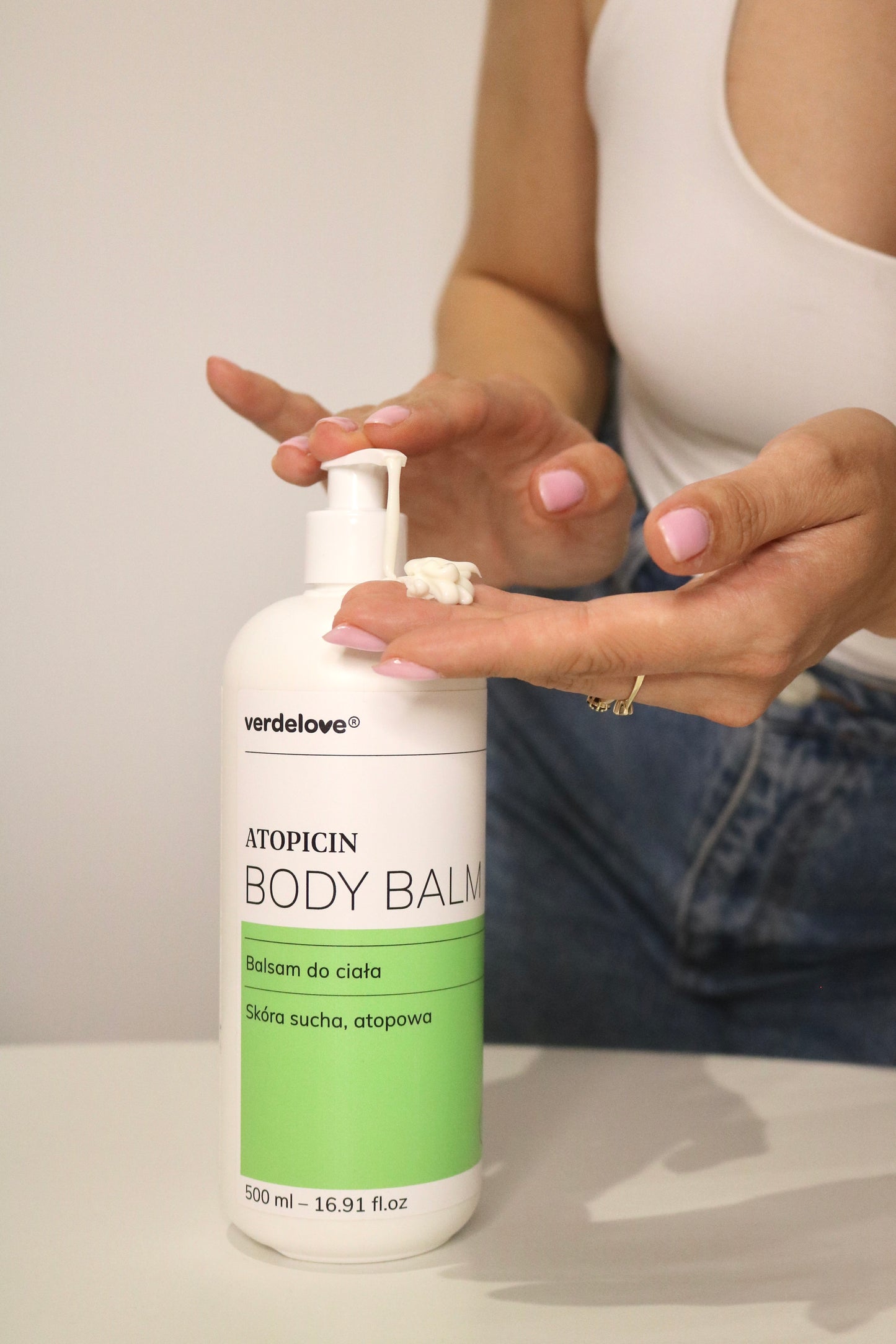 Atopicin Body Balm 500 ml - dozowanie balsamu na dłoń