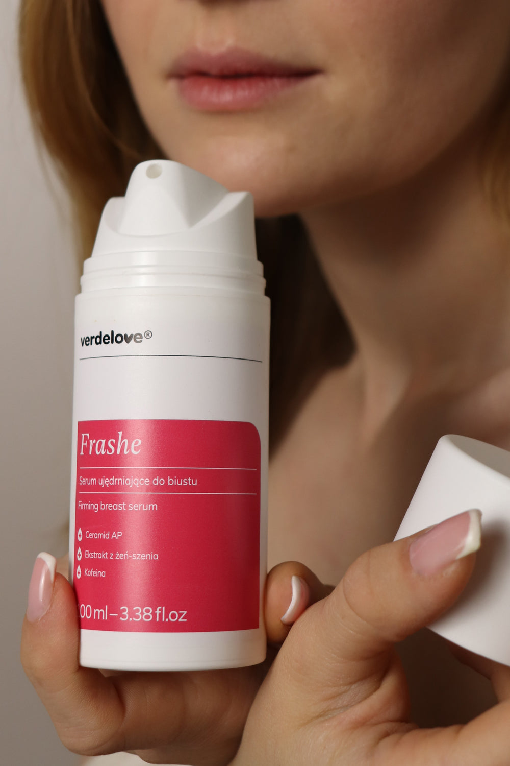 Serum Frashe prezentowane przy skórze dekoltu
