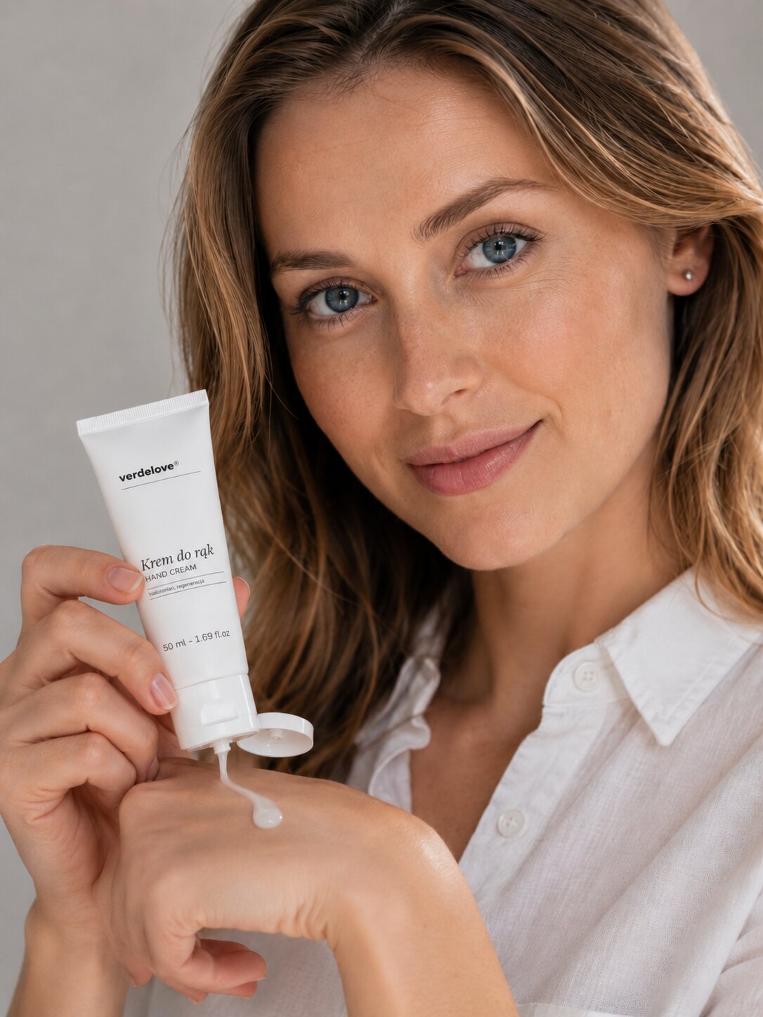 Krem do rąk Verdelove 50 ml w dłoni modelki