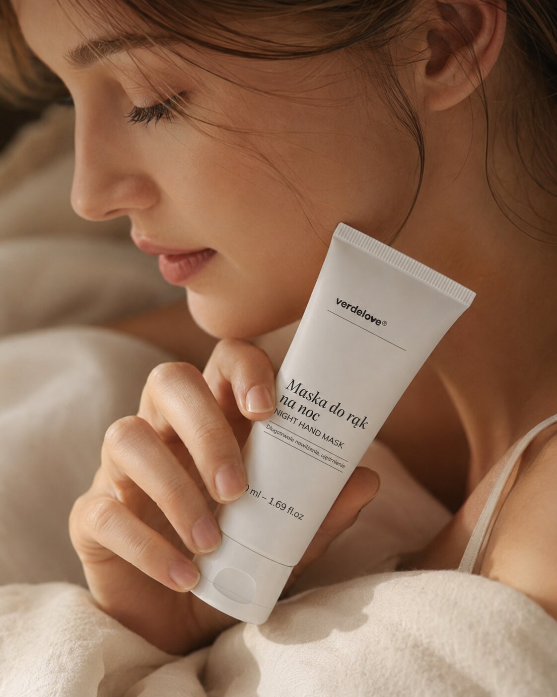 Maska do rąk na noc Verdelove 50 ml w dłoni modelki